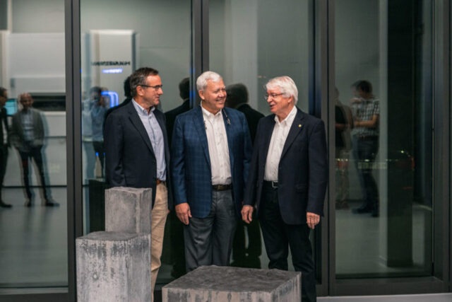 Andreas Wieland, Steve Hamilton und Theo Haas (Bürgergemeinde Domat/Ems) bei der Inbetriebnahme des Standortes Domat/Ems. (v. l. n. r.)